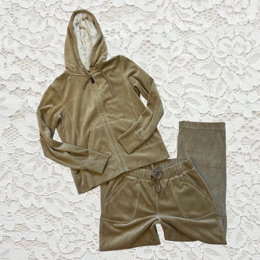 vintage khaki/tan velour tracksuit with fur lining on the‎ jacket